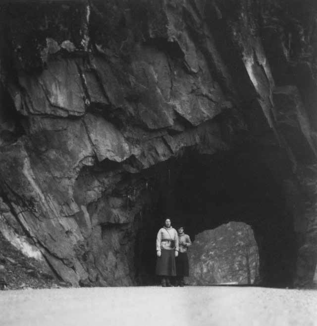 Karmische Beziehungsformen und die Seelen-Verbindungen Frau führt jemanden aus Höhle